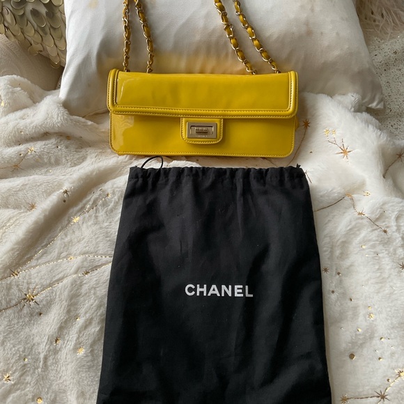 CHANEL REISSUE EAST WEST YELLOW PATENT LEATHER BAG - Picture 10 of 16